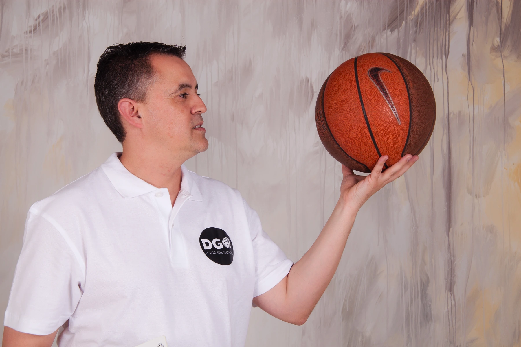 David Gil con un balón de baloncesto