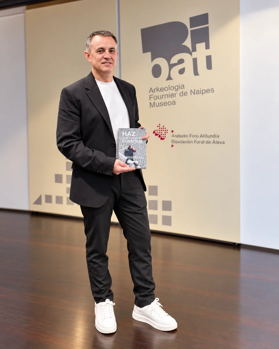 David Gil con su libro Haz que tus días cuenten en el museo