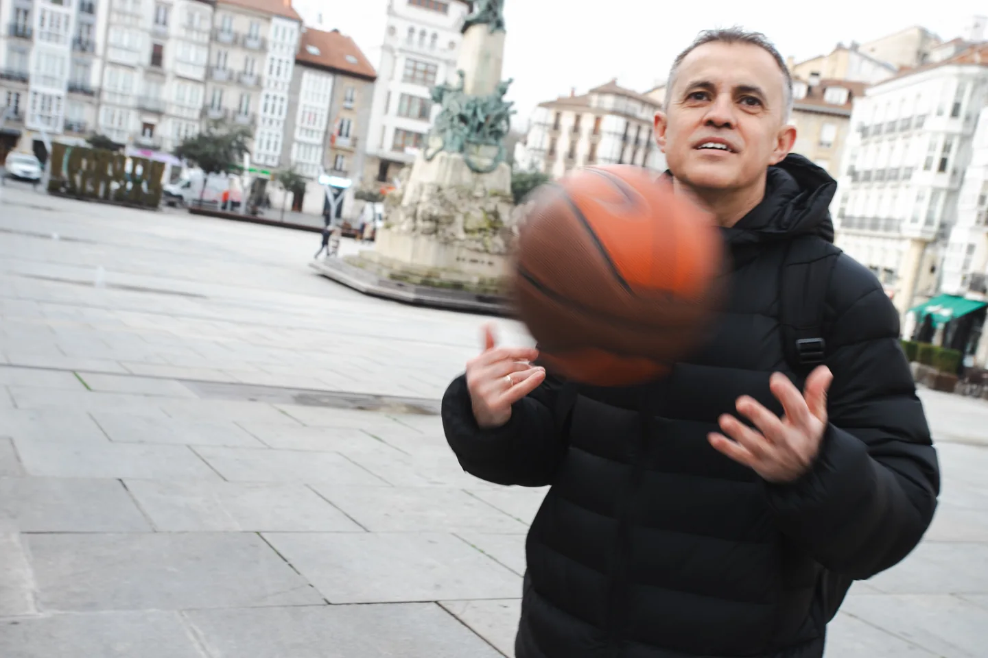 David Gil jugando con un balón en la plaza de la Virgen Blanca de Vitoria-Gasteiz